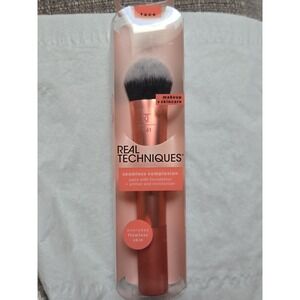 Real Techniques Seamless Complexion Brush Face No 241